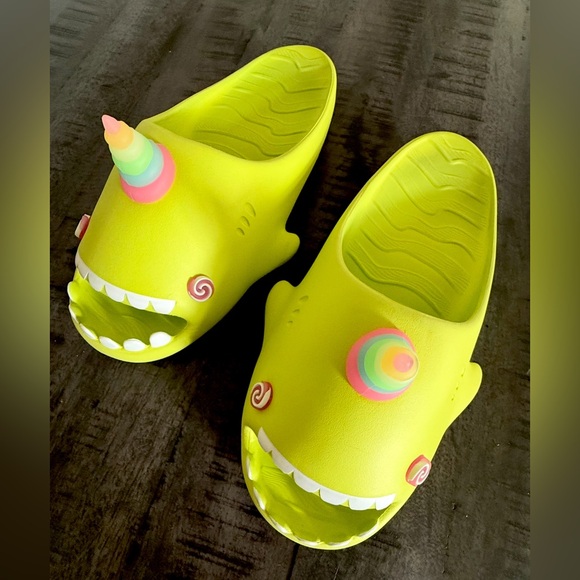 Vibrant Green Sandals for Playful Adventures - Picture 7 of 7